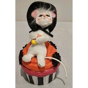 Annalee 2013 Witch Mouse on Resin Cupcake Holding Candy Corn ~ 5.25"